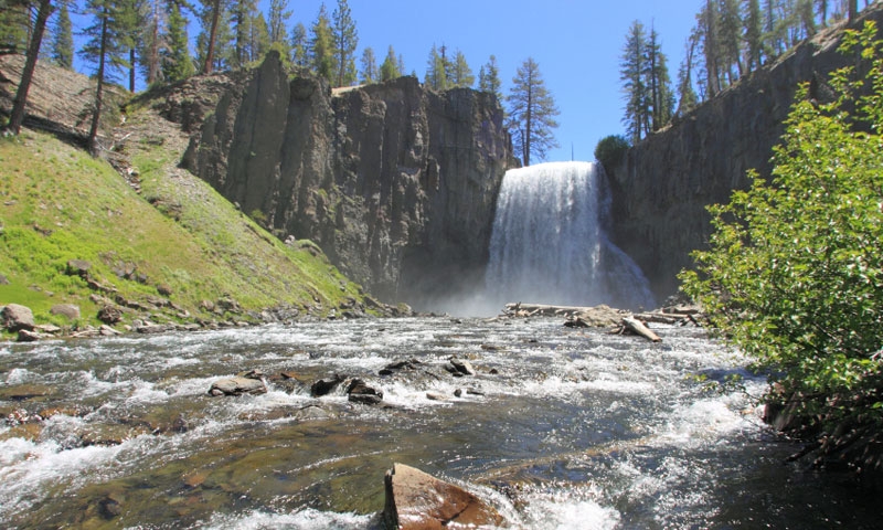Rainbow Falls in Devils Postpile National Monument